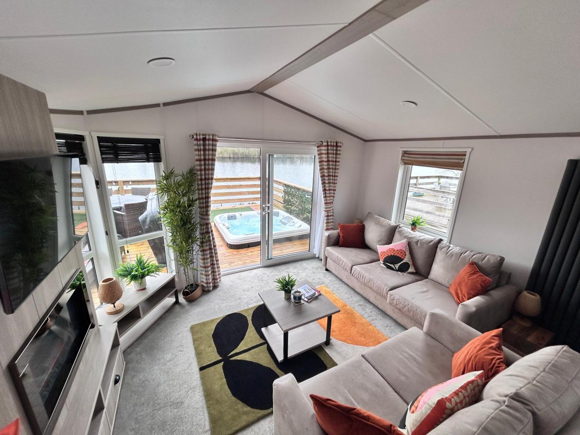 Award Winning Serenity With Outstanding Lakeside Views From The Hot Tub , At Lakes Leisure Park, Stamford Vakantiepark *