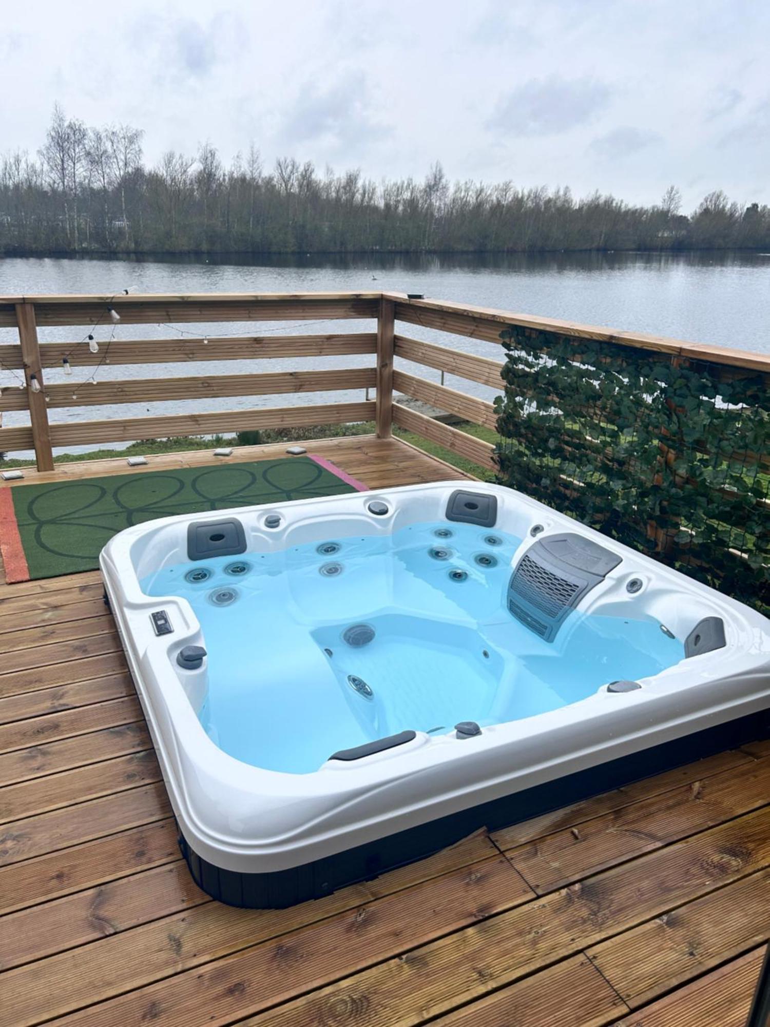Award Winning Serenity With Outstanding Lakeside Views From The Hot Tub , At Lakes Leisure Park, Stamford * Tallington