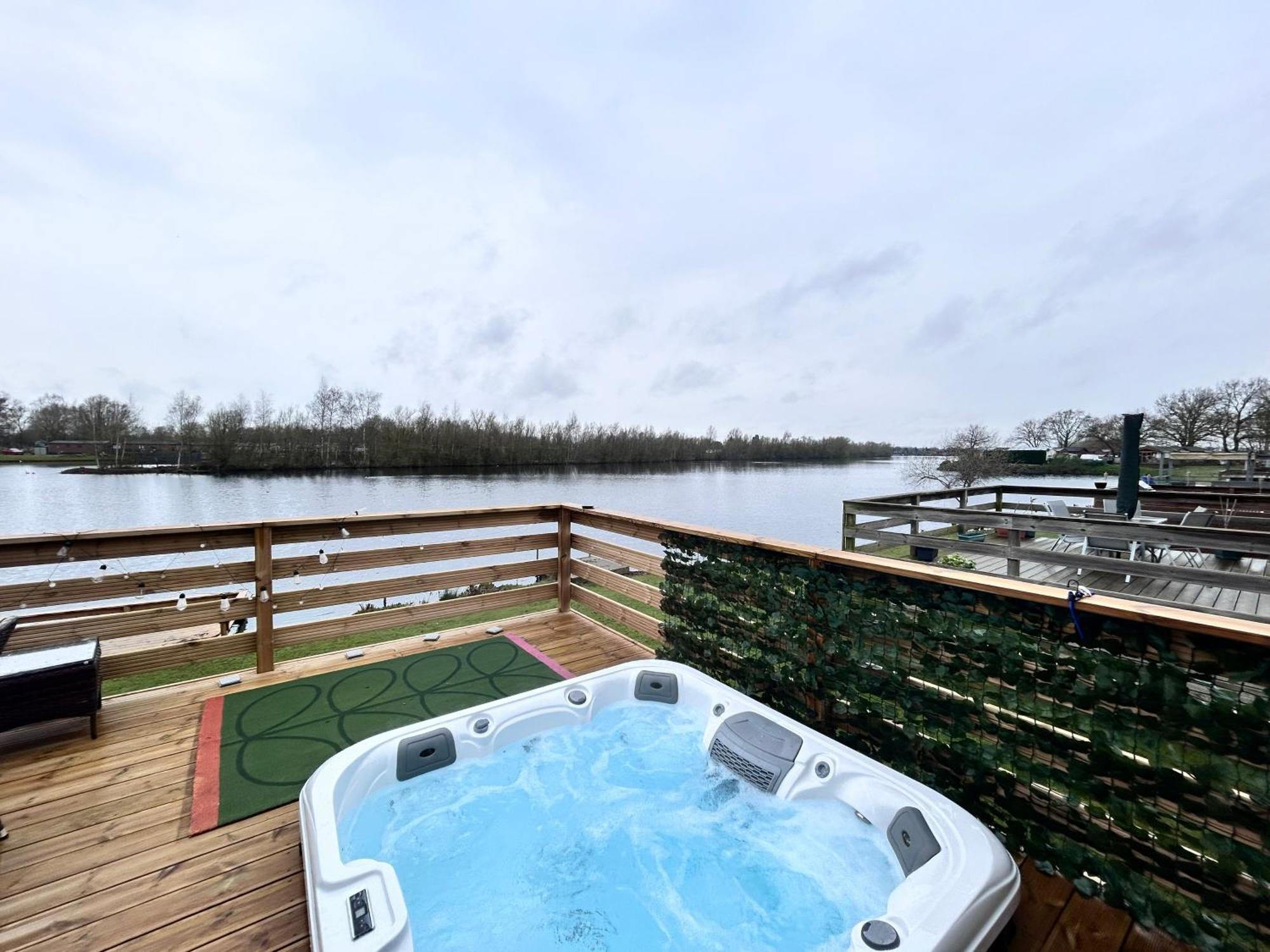 Award Winning Serenity With Outstanding Lakeside Views From The Hot Tub , At Lakes Leisure Park, Stamford Vakantiepark
