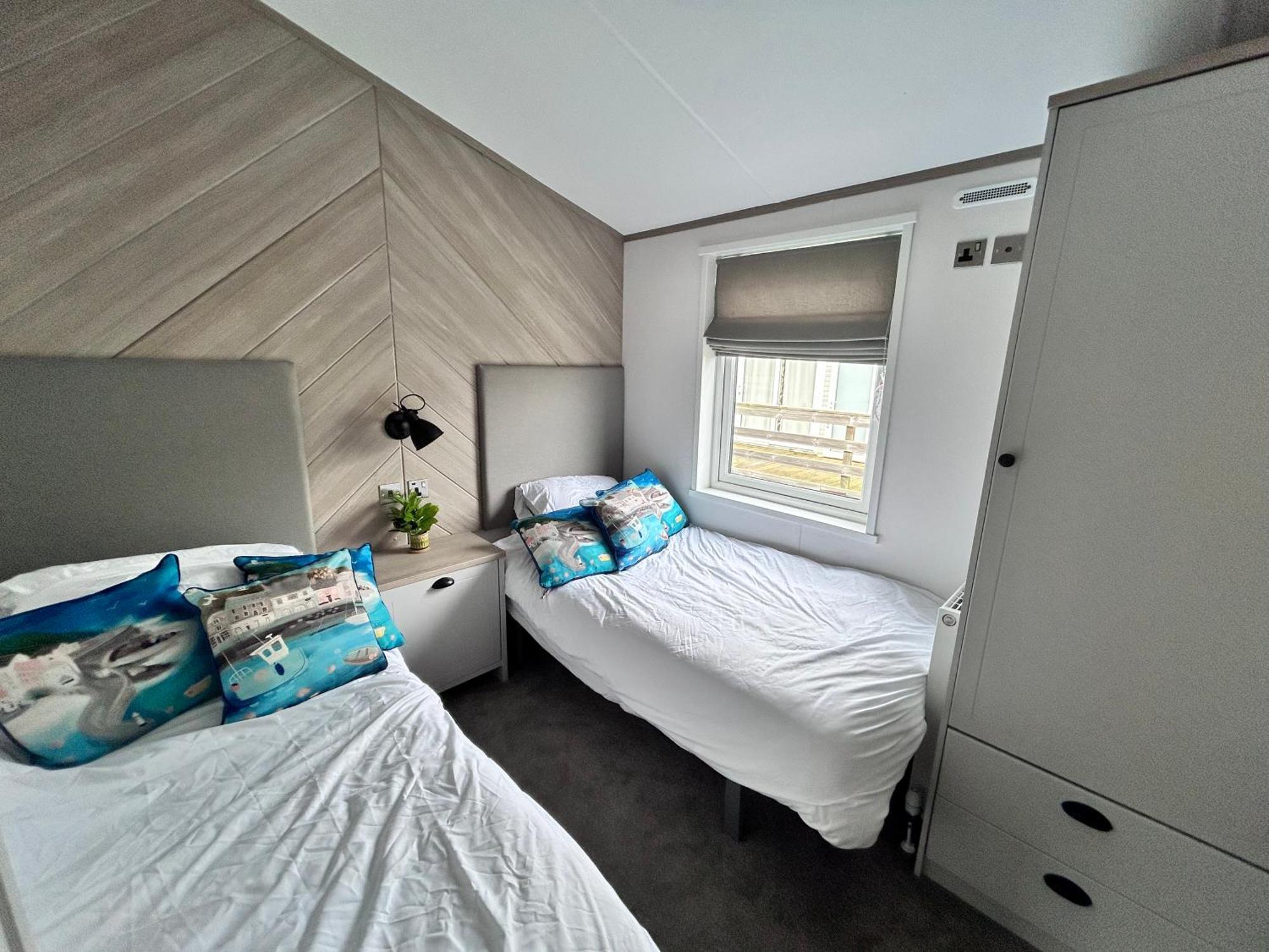 Award Winning Serenity With Outstanding Lakeside Views From The Hot Tub , At Lakes Leisure Park, Stamford Vakantiepark