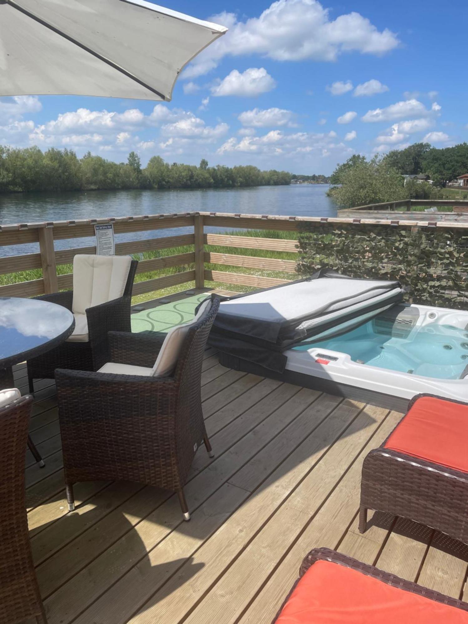 Vakantiepark Award Winning Serenity With Outstanding Lakeside Views From The Hot Tub , At Lakes Leisure Park, Stamford Tallington
